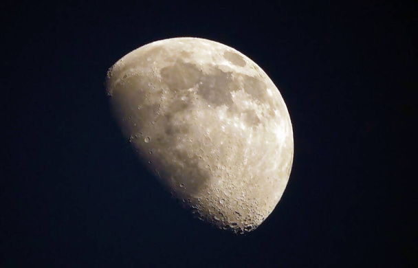 Croissant lune sur fond noir avec de grands cratères - Photo, image