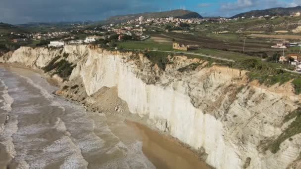 Mirador aéreo del dron en la Escalera de los Turcos. Scala dei Turchi es un acantilado rocoso en la costa sur de Sicilia, Italia en otoño. - Metraje, vídeo