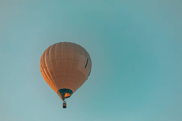 Воздушный шар, силуэт закатного неба. Винтажные ретро цвета, простой, минимальный открытый спорт и рекреационный фон - Фото, изображение