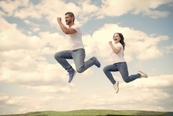 幸せな父親と娘が空を飛び跳ねる。早くしろ. - 写真・画像