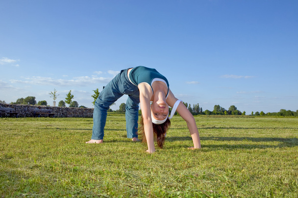 žena dělat cvičení jógy - Fotografie, Obrázek