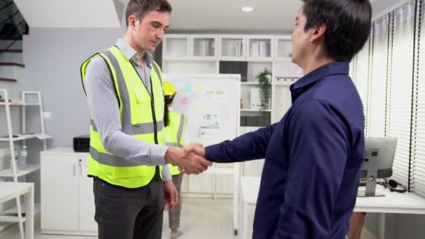 Competent businessman and engineer shake hands after successfully concluding a trading arrangement or business meeting. - Séquence, vidéo