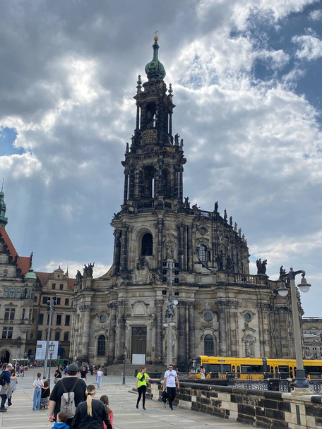 The ancient city of Dresden, Germany. Historical and cultural center. Exterior view of the Cathedral of the Holy Trinity, Katholische Hofkirche in the old town of Dresden, Germany. - Foto, imagen