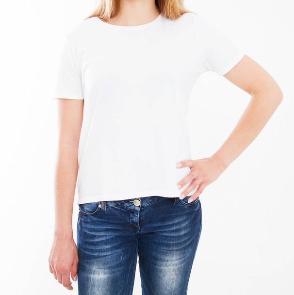 白い背景に白いTシャツの隔離されたトリミングされた肖像画の女性,空白,コピースペース - 写真・画像