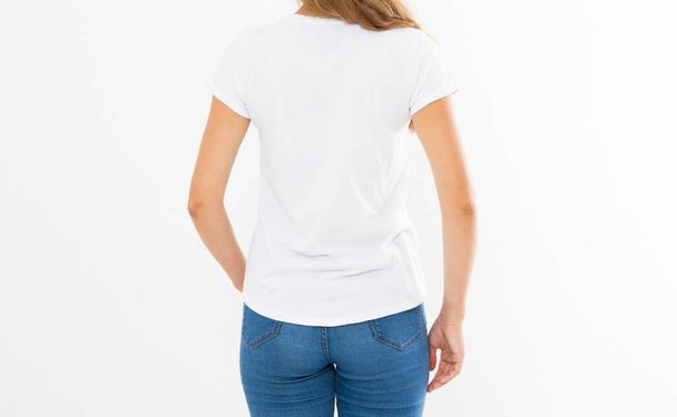 Вид сзади: женщина в белой футболке, рубашка женская, футболка-бланк - Фото, изображение