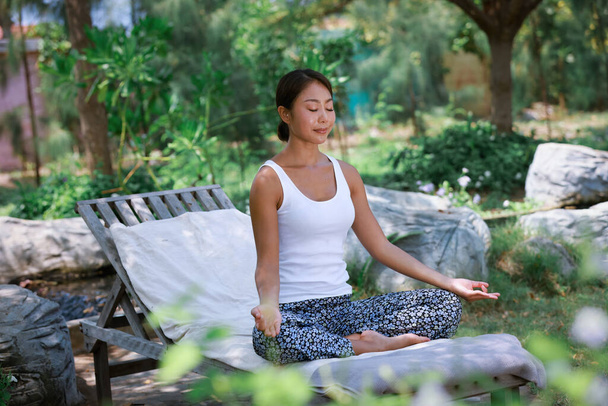 Yoga terapia all'aperto Yoga terapia pratica, Integrazione di mente e corpo per migliorare la salute mentale - Foto, immagini