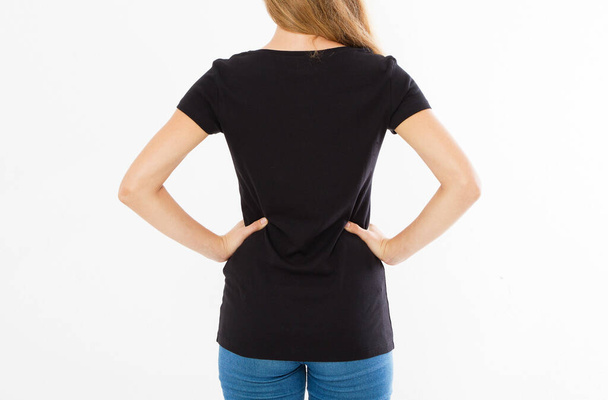 οπίσθια όψη: γυναίκα με μαύρο μπλουζάκι απομονωμένη, κορίτσι με t-shirt mock up, μαύρο T shirt. Midsection γυναικείο μπλουζάκι σε λευκό φόντο, κορίτσι σε t-shirt mock up απομονωμένο - Φωτογραφία, εικόνα