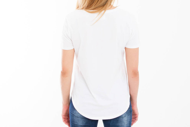 Visão traseira - Corpo da mulher em vazio branco t-shirt mockup closeup isolamento - Foto, Imagem