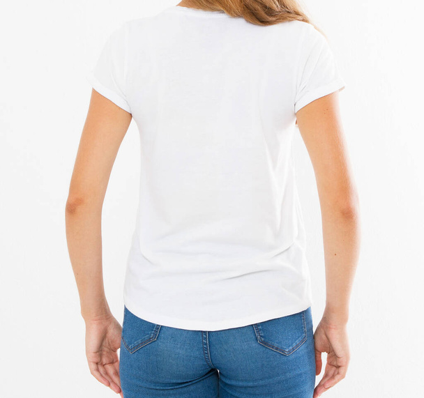Κοντινό λευκό μπλουζάκι σε ένα κορίτσι με τέλειο σώμα - Φωτογραφία, εικόνα