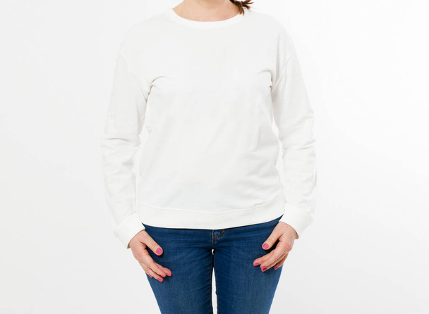 felice donna moderna in pullover bianco in posa su sfondo bianco - finto - Foto, immagini