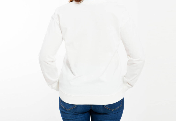 Όψη πλάτης Λευκό πουλόβερ σε μια νεαρή γυναίκα με κοντά σορτς, απομονωμένη, με χώρο αντιγραφής, μακιγιάρισμα. - Φωτογραφία, εικόνα