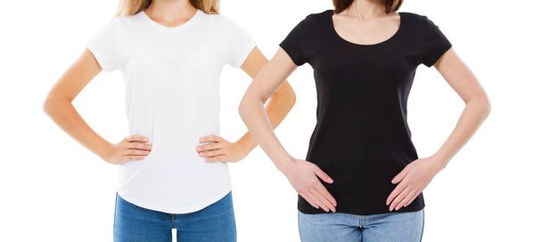 T-shirt design and people concept - κοντινό πλάνο της νεαρής γυναίκας με πουκάμισο λευκό και μαύρο t-shirt απομονωμένο. - Φωτογραφία, εικόνα