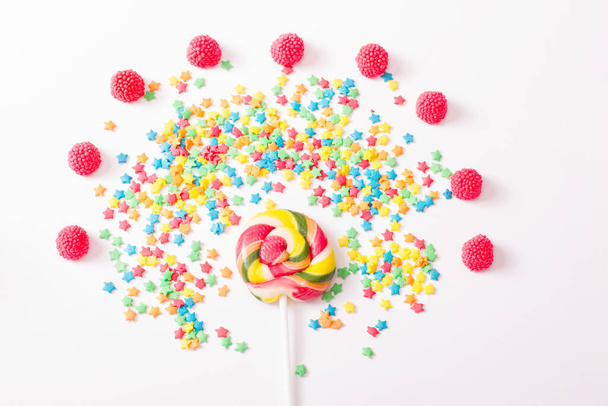 Красочные конфеты, леденец и сладости изолированы на белом фоне. Вид сверху. Селективный фокус. - Фото, изображение