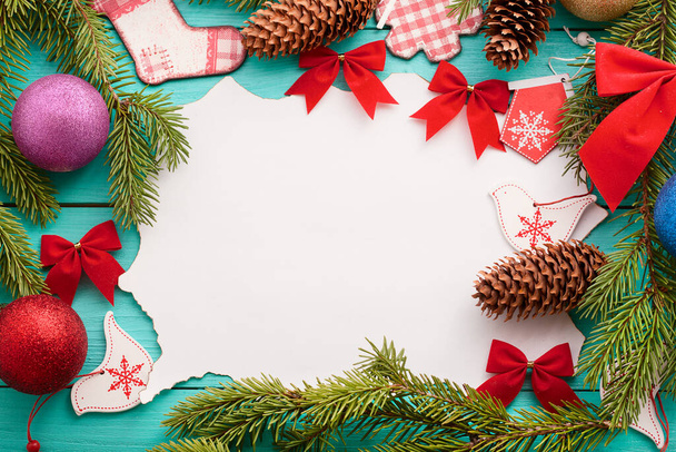 Рождественская открытка и зимние аксессуары на синем деревянном фоне. - Фото, изображение