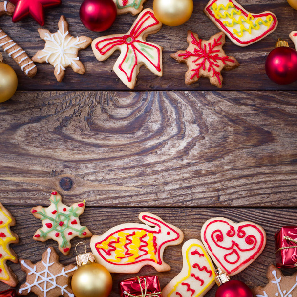 Χριστουγεννιάτικα μπισκότα σε καφέ ξύλινο τραπέζι. Κάτοψη και χλευασμός. Αντιγραφή χώρου. - Φωτογραφία, εικόνα