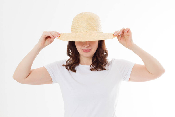 Yaz tatili, tatil konsepti. Şapkalı ve şablonu boş tişörtlü kadın beyaz arka planda izole edilmiş. Tişörte yeri ve yeri kopyala. Güneş kremi, kırışıklık önleyici. Yaşlanma karşıtı - Fotoğraf, Görsel