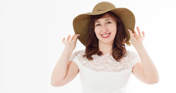 Szczęśliwy średni wiek kobieta w letni kapelusz odizolowany na biały tło z kopia przestrzeń. Summertime akcesoria twarzy zmarszczki ochrony skóry. Szczęśliwej menopauzy. Gorąca pogoda i święta. Sztandar - Zdjęcie, obraz