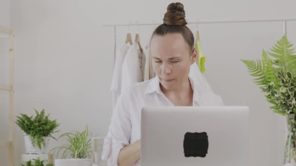 Young fashion designer gives online consultation.  - Imágenes, Vídeo