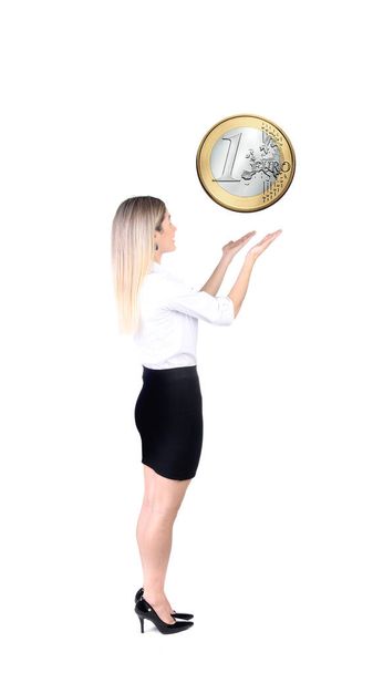 femme d'affaires caucasienne en studio avec euro pièce d'argent - Photo, image