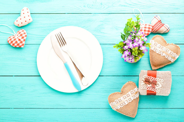Romantisch diner, bloemen en harten op houten achtergrond. Zwijg. - Foto, afbeelding