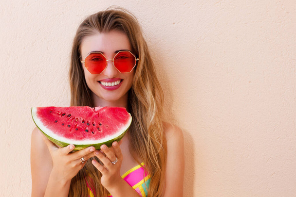 Zomer leuke, gelukkige vrouw met plak watermeloen, met watermeloen en glimlach. Concept vakantie, gezond eten, dieet kopieerruimte. - Foto, afbeelding