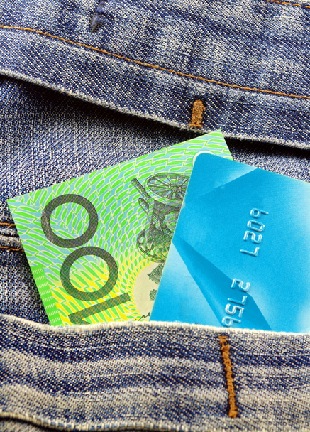Argent et carte de crédit dans la poche
 - Photo, image