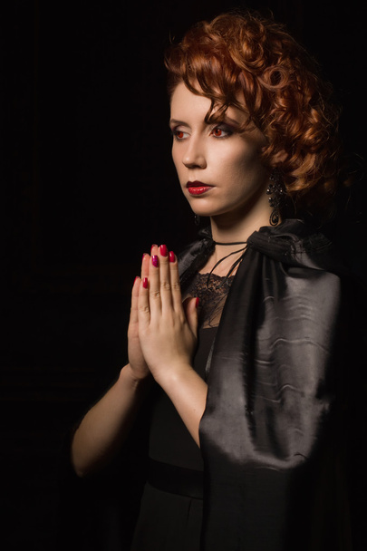Mujer muy bonita vampiro rezando
  - Foto, Imagen