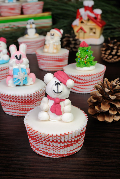 Figurinha de urso de Natal de açúcar em muffin
 - Foto, Imagem
