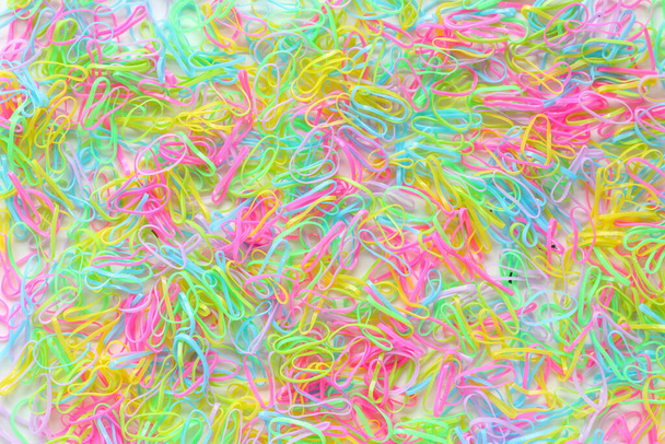 The colorful hair rubber band backgrounds are laid out on a lot of ground, making them an ideal background for designs and copy space for advertising text. colorful fashion hair rubber band background - Fotografie, Obrázek