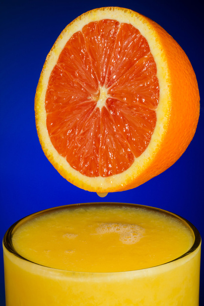 Jugo de naranja fresco exprimido
 - Foto, Imagen