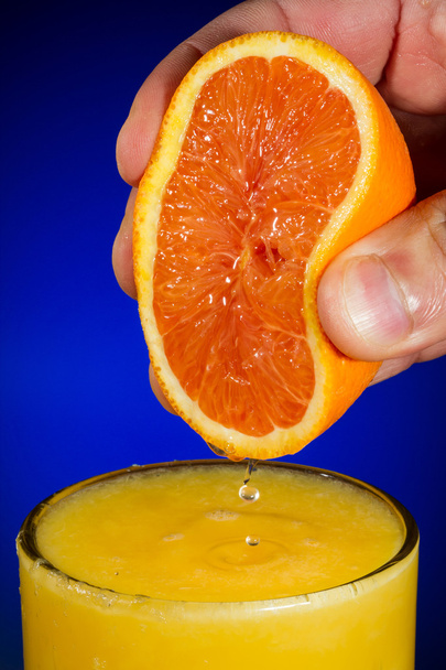 Jugo de naranja fresco exprimido
 - Foto, imagen
