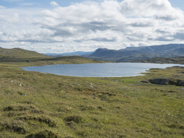 Schöne nördliche Landschaft, Tundra in Schwedisch Lappland mit blauem See, grünen Hügeln und Bergen am Padjelantaleden-Wanderweg. Sommertag, blauer Himmel, weiße Wolken. - Foto, Bild