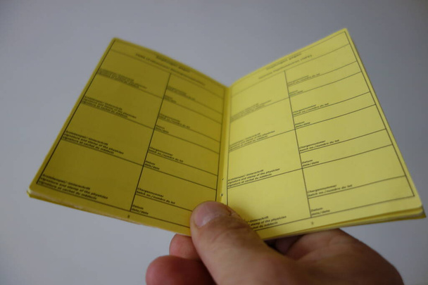 Міжнародний сертифікат вакцинації або профілактики також відомий як жовта картка
 - Фото, зображення