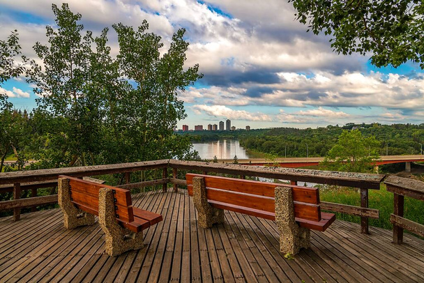 Скамейки с видом на долину реки Эдмонтон - Фото, изображение