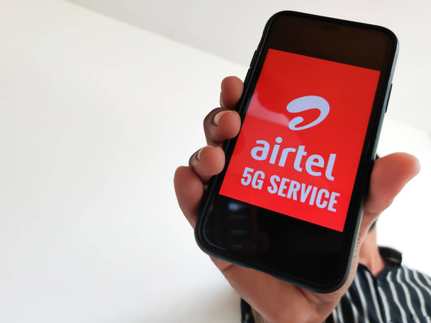 Chennai, India, August 2022 :Selective focChennai, India, August 2022 :Selective focus of holdiChennai, India, 01 Sep 2022 :Selective focus of holding mobile and displayed Airtel 5G on a mobile device screen.ng mobile and displayed Jio 5G on a mobile - Foto, afbeelding