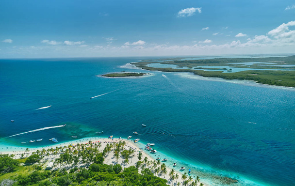 Карибский остров Парадизиакаль в Национальном парке Моррокой - Сокол, Венесуэла, вид с воздуха. Неизвестные на пляже. - Фото, изображение