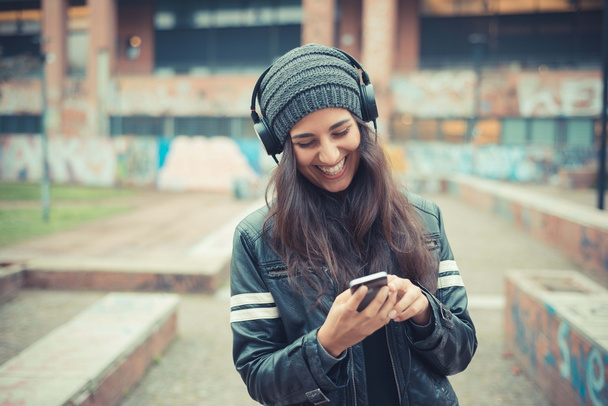 женщина слушает музыку с наушниками - Фото, изображение