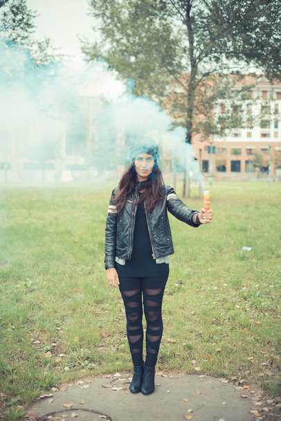 Mujer sosteniendo bomba de humo
 - Foto, Imagen