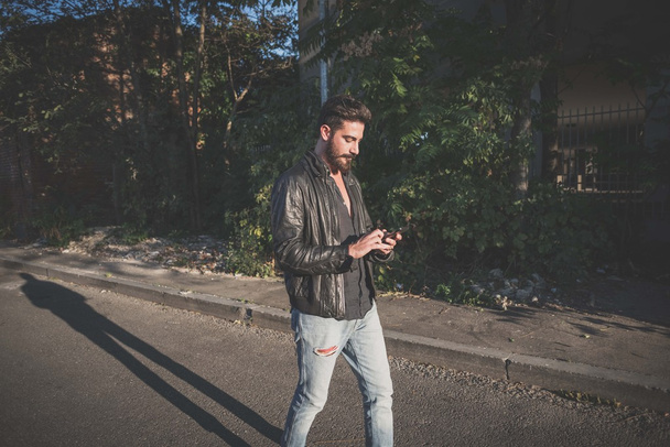 Sakallı adam akıllı telefon kullanma - Fotoğraf, Görsel