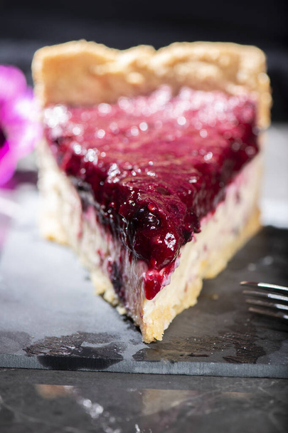 Homemade mixed berry cheesecake with a biscuit crumb and fruit puree. - Foto, immagini
