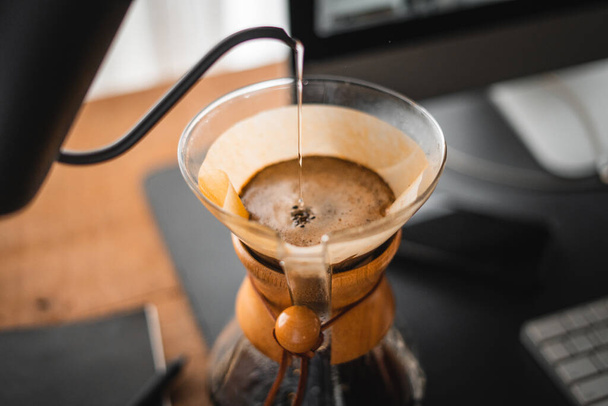 Καφές chemex pour over καφετιέρα και βραστήρα σταγόνα στο γραφείο στο σπίτι - Φωτογραφία, εικόνα