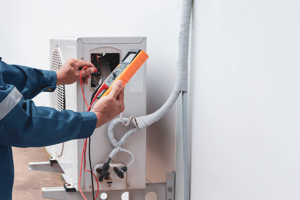 Techniker überprüft den Betrieb der Klimaanlage - Foto, Bild