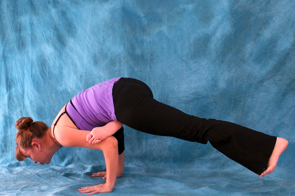Donna in posa di yoga di corvo volante
 - Foto, immagini