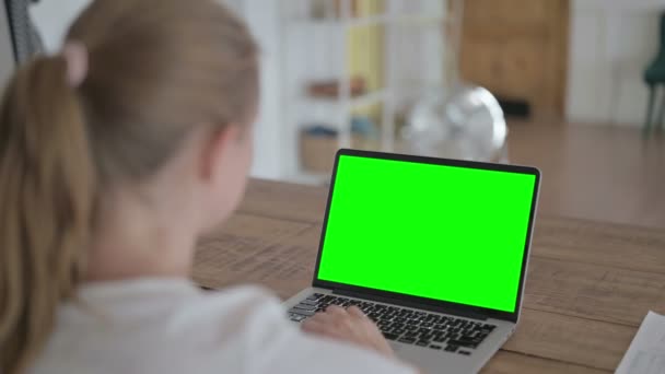 Νεαρή γυναίκα που χρησιμοποιεί φορητό υπολογιστή με πράσινη οθόνη Chroma  - Πλάνα, βίντεο