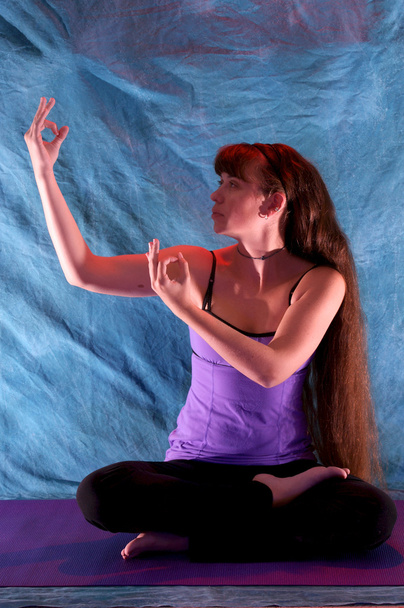 žena v polovičním lotosu jógy s rukama v dancing shiva pozici - Fotografie, Obrázek