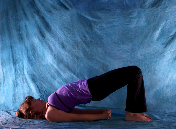 Mujer en postura de puente de yoga
 - Foto, imagen