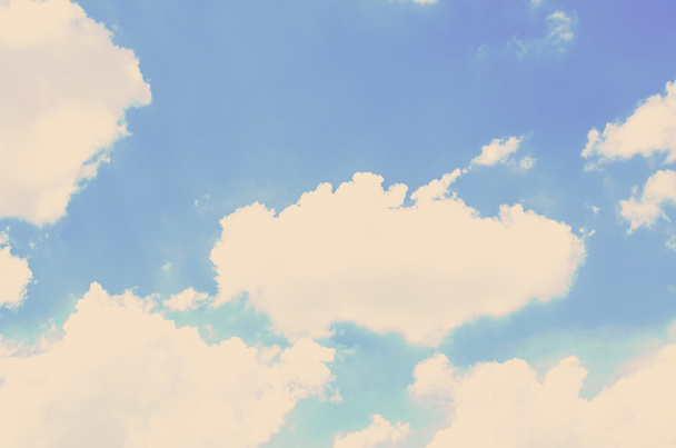 pilvet sinisellä taivaalla - Valokuva, kuva