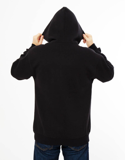 man in een zwarte sweater met een capuchon op zijn hoofd is geïsoleerd op een witte achtergrond - achteraanzicht, bovenaanzicht - Foto, afbeelding