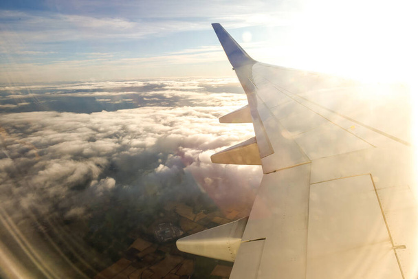 Pohled z okna letadla na začátku cesty - Fotografie, Obrázek