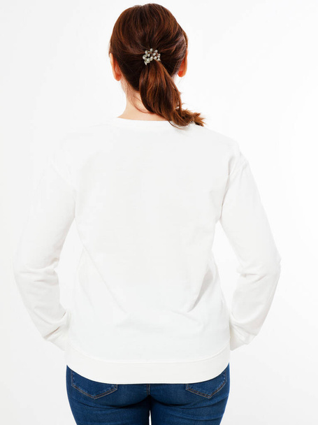 красивая женщина в белой толстовке капюшоны на белом фоне изолированы - вид сзади - Фото, изображение
